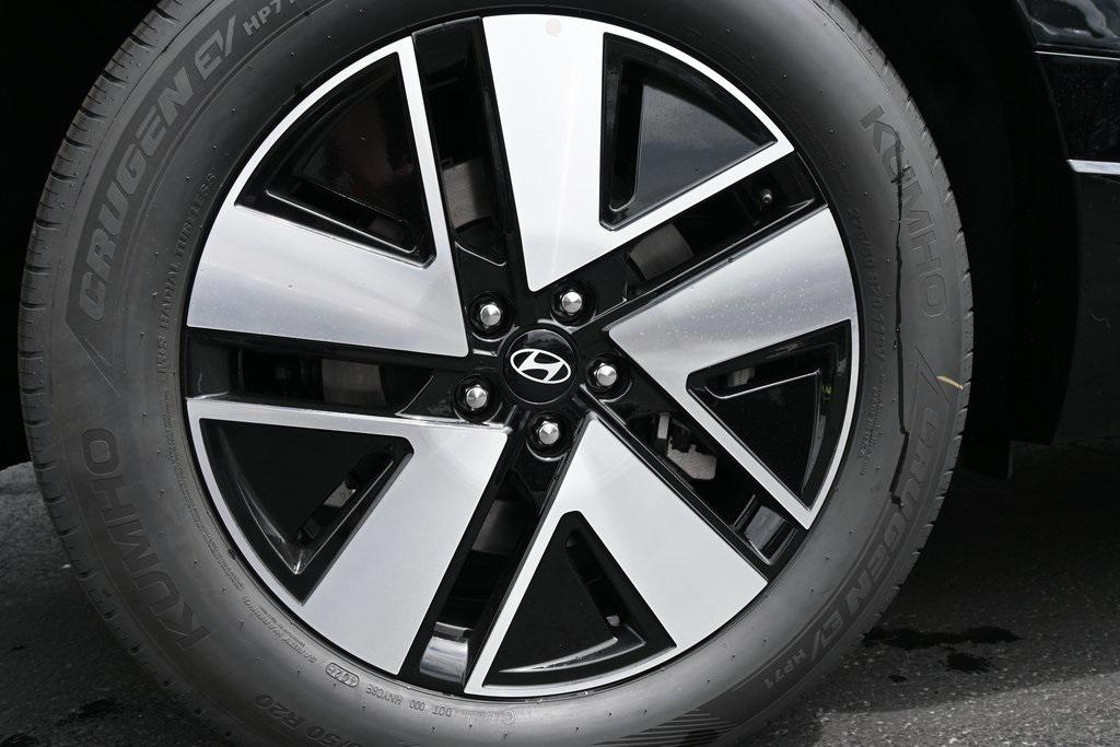 2026 Hyundai Ioniq SEL photo 9