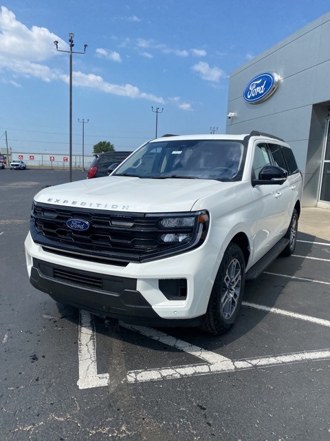 2025 Ford Expedition photo 3