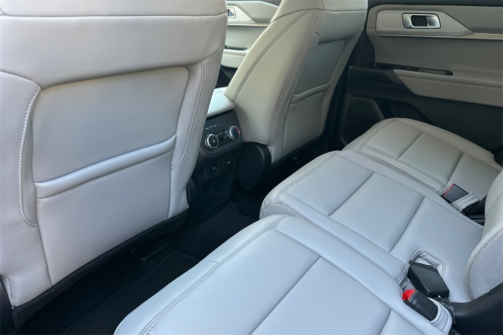 2025 Ford Explorer photo 12