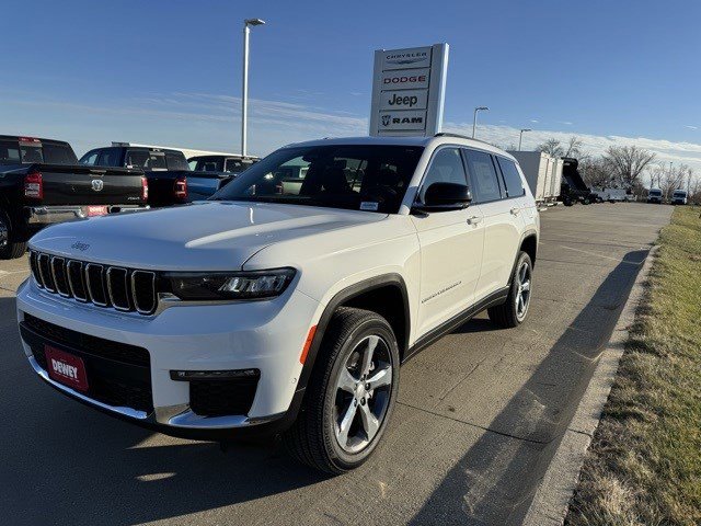 2025 Jeep Grand Cherokee Limited photo 3