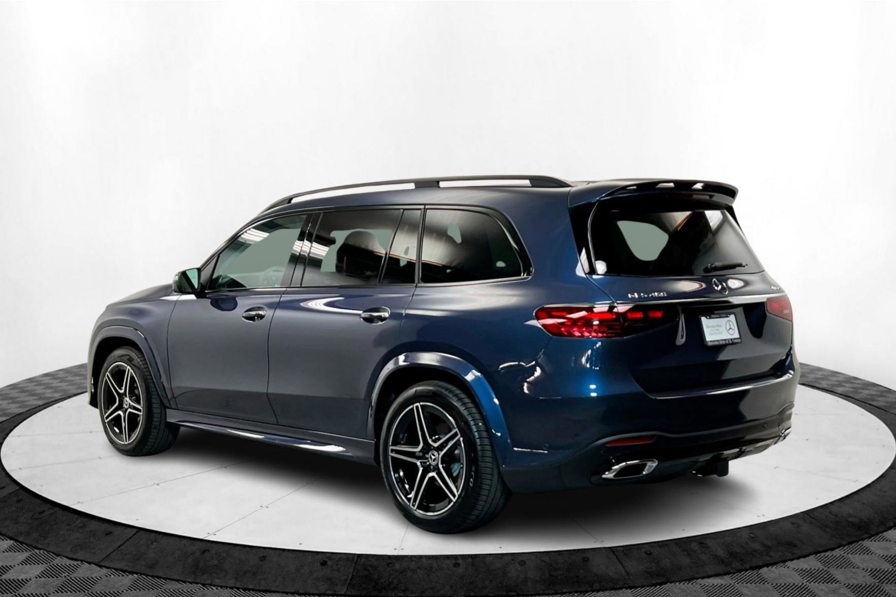 2025 Mercedes Benz GLS 450 4MATIC photo 3
