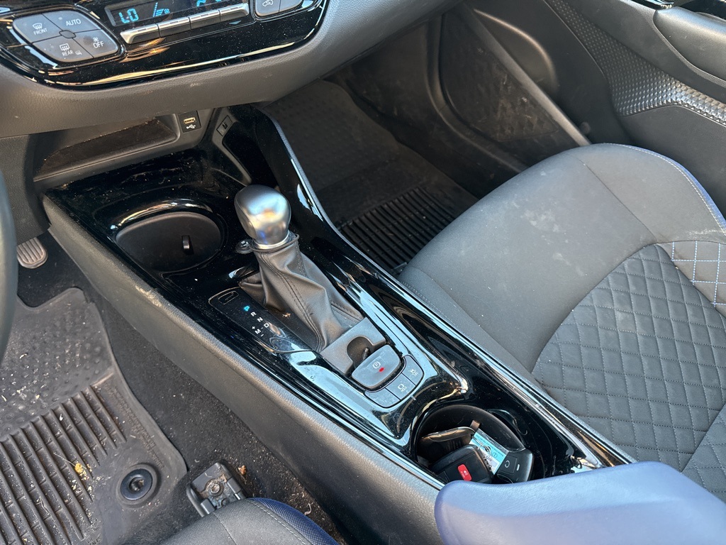 2021 Toyota C-HR XLE photo 7