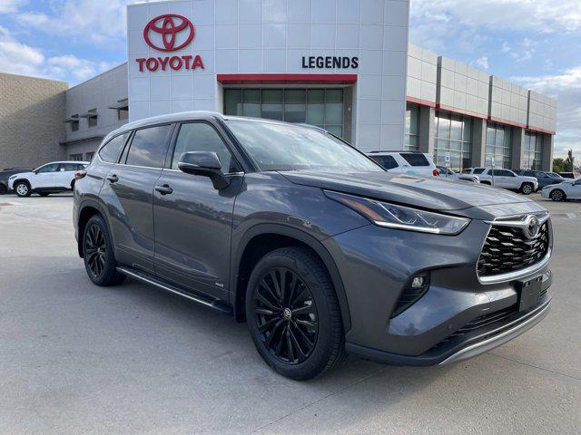 2025 Toyota Highlander Platinum's photo