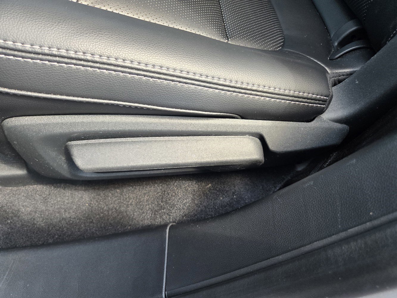 2020 Ford Escape SE Sport Hybrid photo 32
