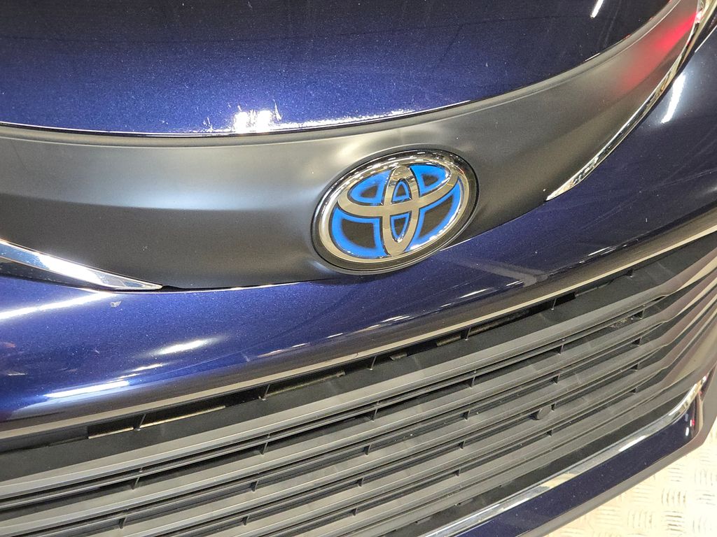 2024 Toyota Sienna XLE photo 11