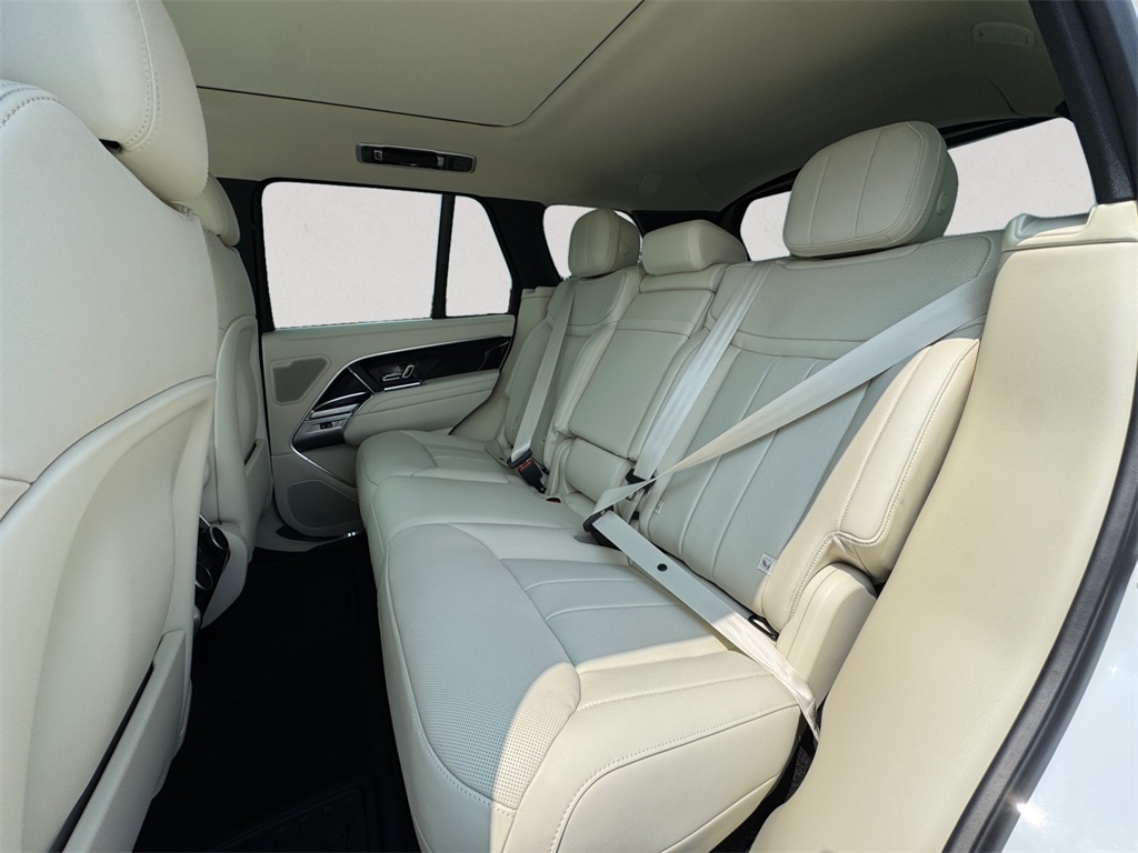 2025 Land Rover Range Rover SE photo 12
