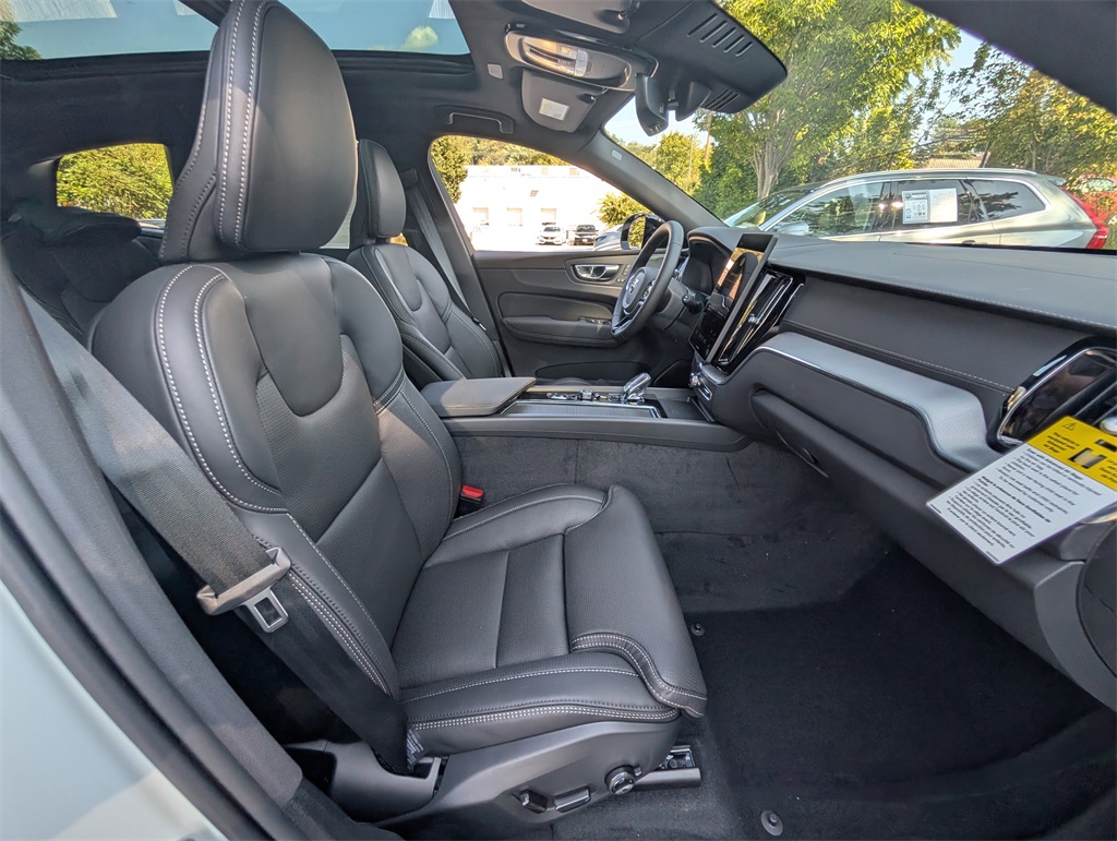 2026 Volvo XC60 B5 Black Edition photo 2
