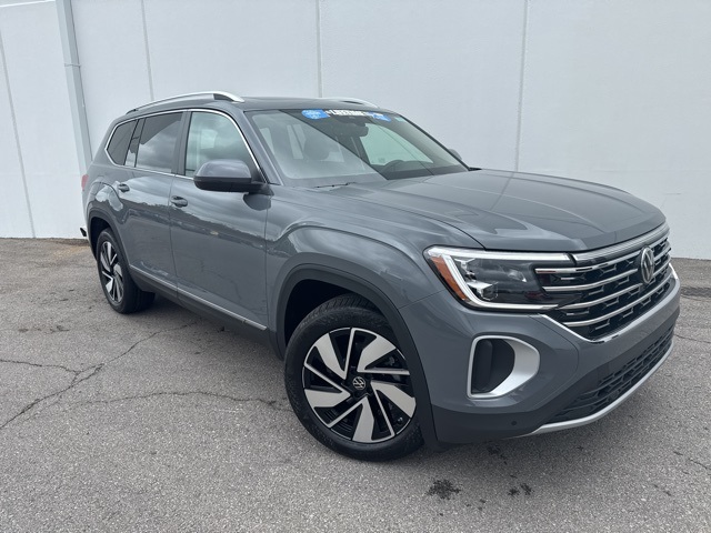 2025 Volkswagen Atlas SEL photo 2