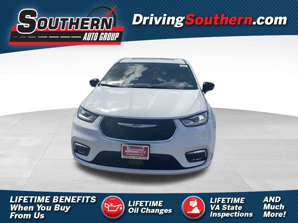 2026 Chrysler Pacifica Select's photo