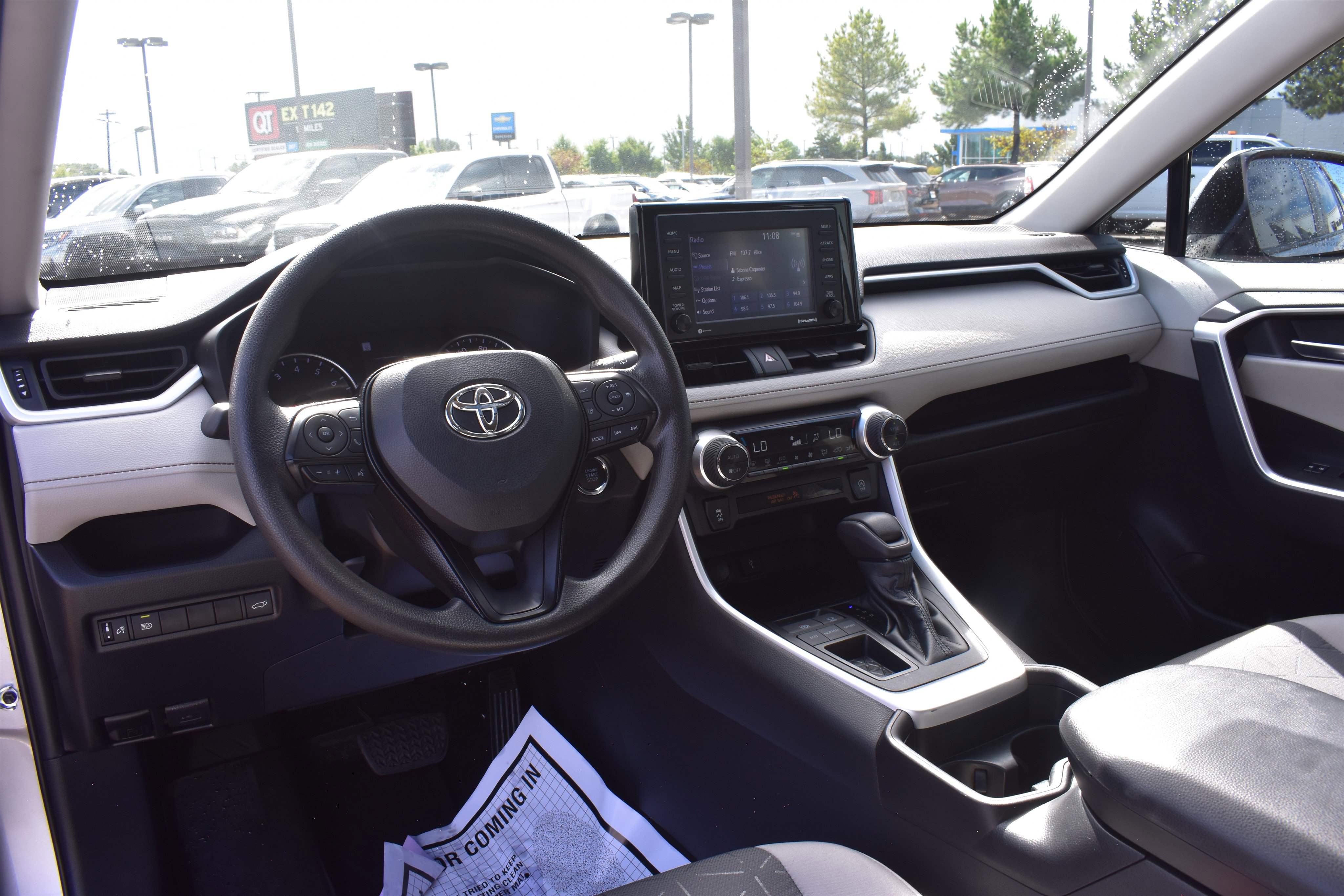2021 Toyota RAV4 XLE photo 8