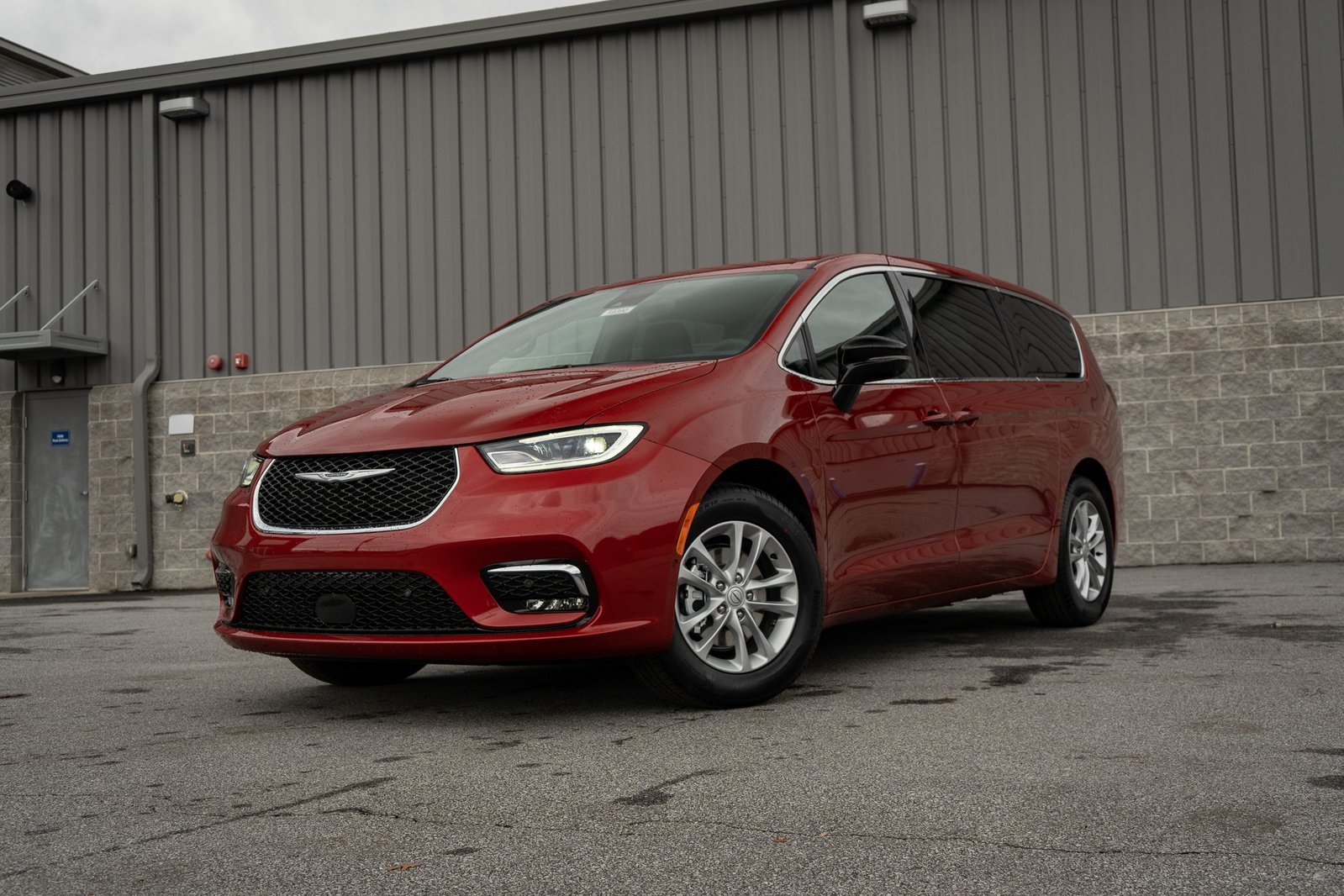 2026 Chrysler Pacifica Select's photo