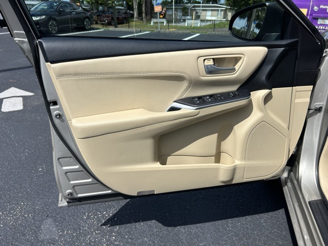 2015 Toyota Camry Hybrid XLE photo 12