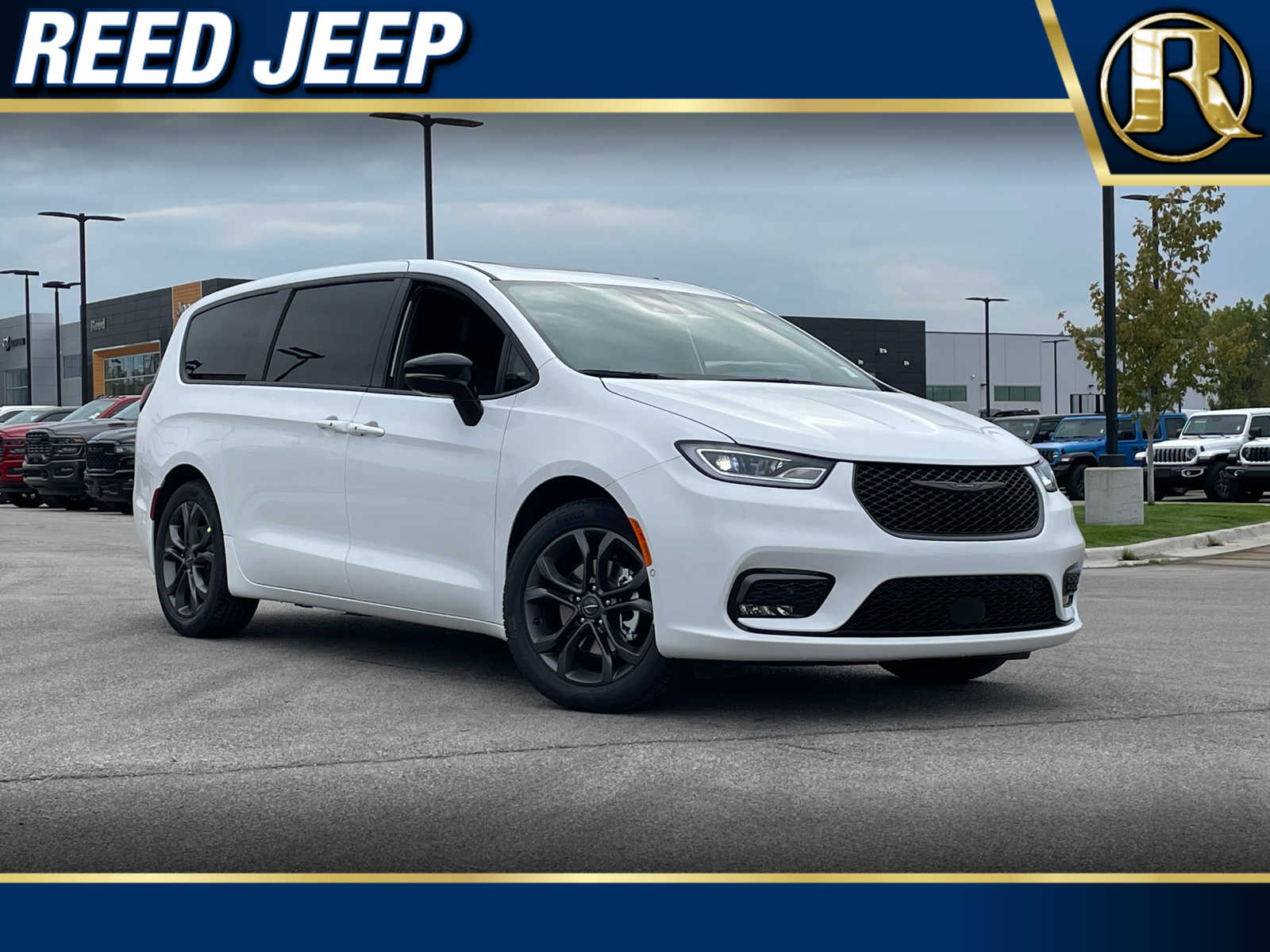 2026 Chrysler Pacifica Select's photo