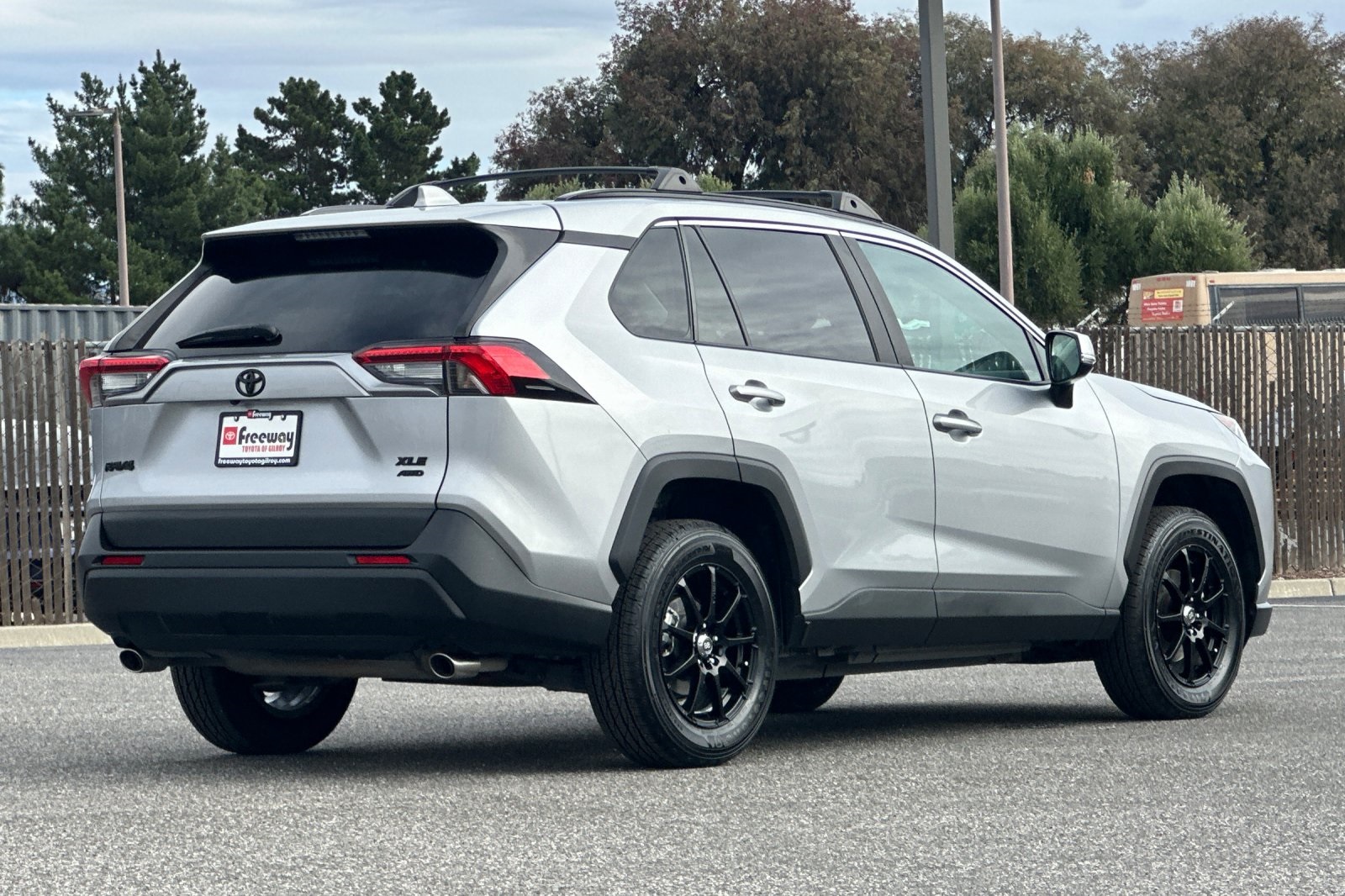 2021 Toyota RAV4 XLE photo 4
