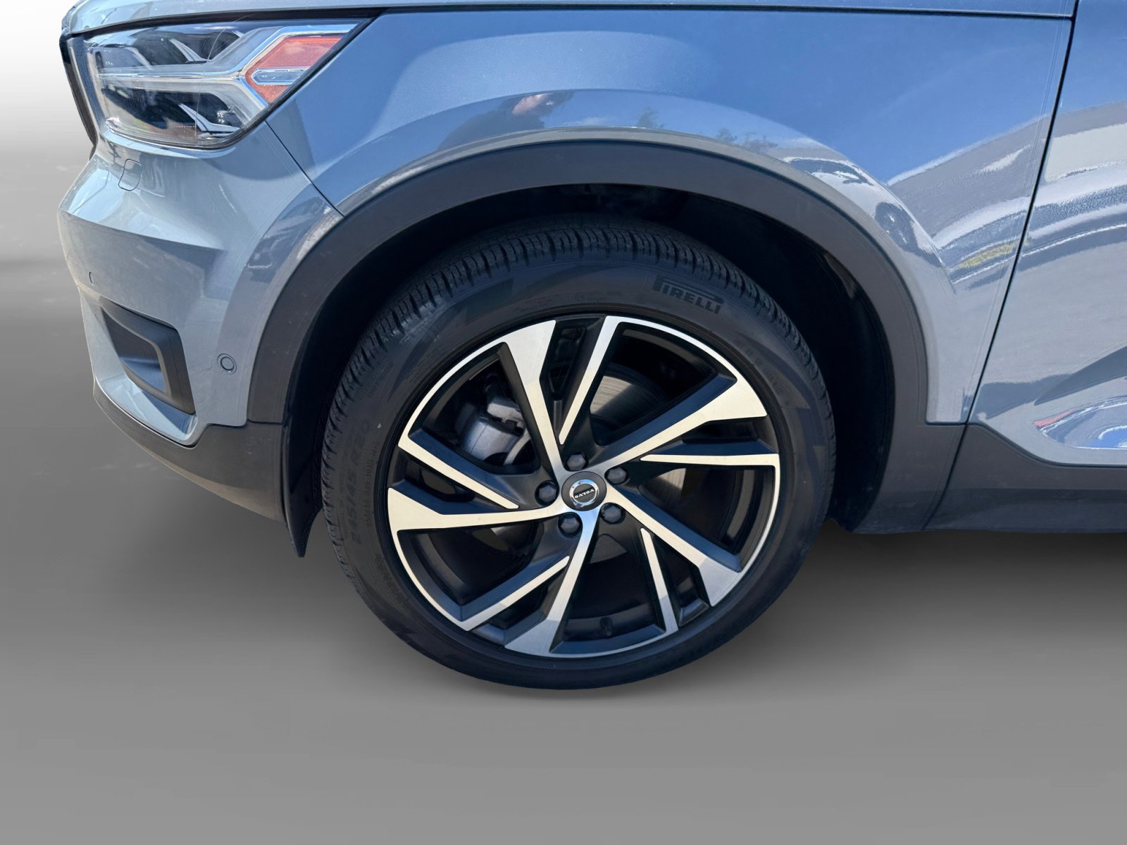 2022 Volvo XC40 R-Design photo 8