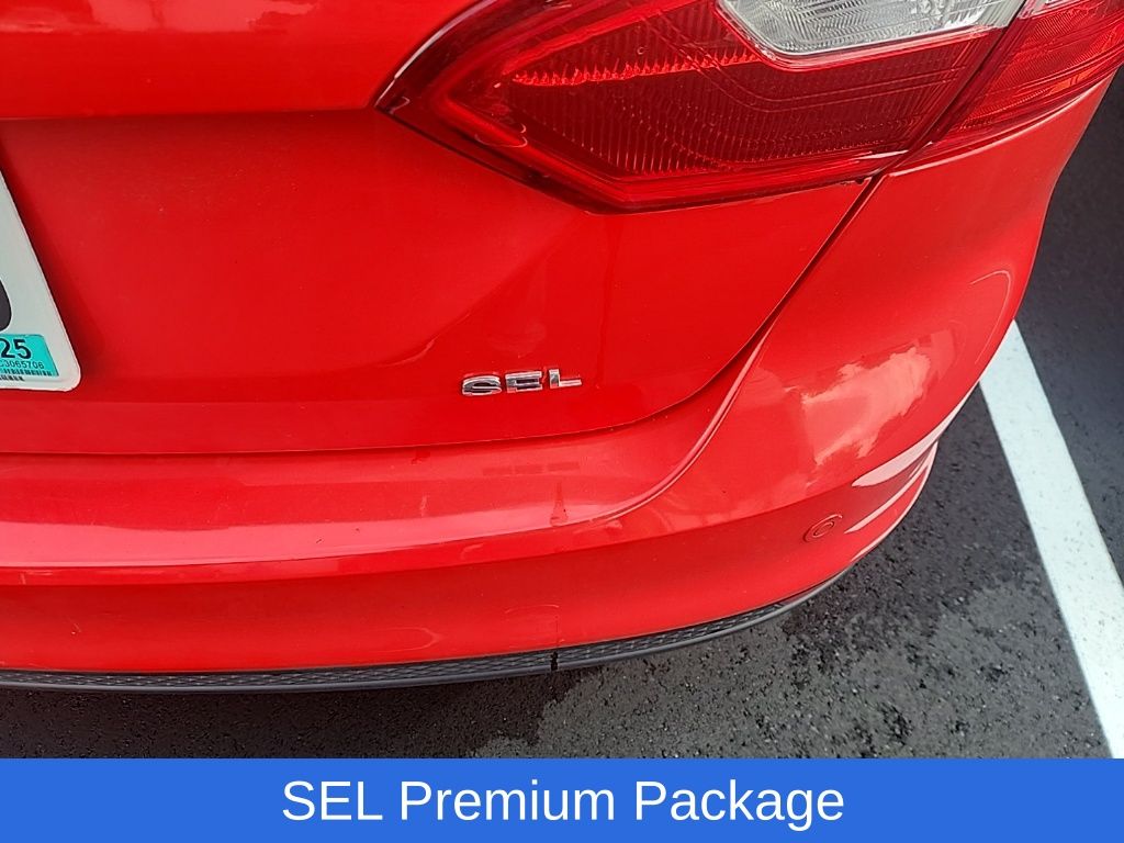 2012 Ford Focus SEL photo 9