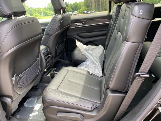 2025 Jeep Grand Cherokee Limited photo 4