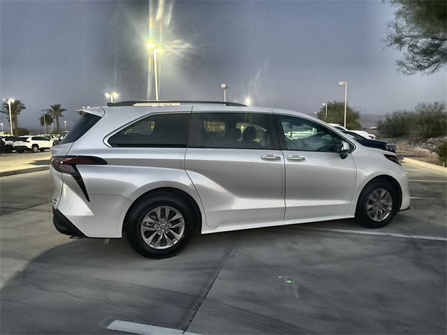 2023 Toyota Sienna XLE photo 4