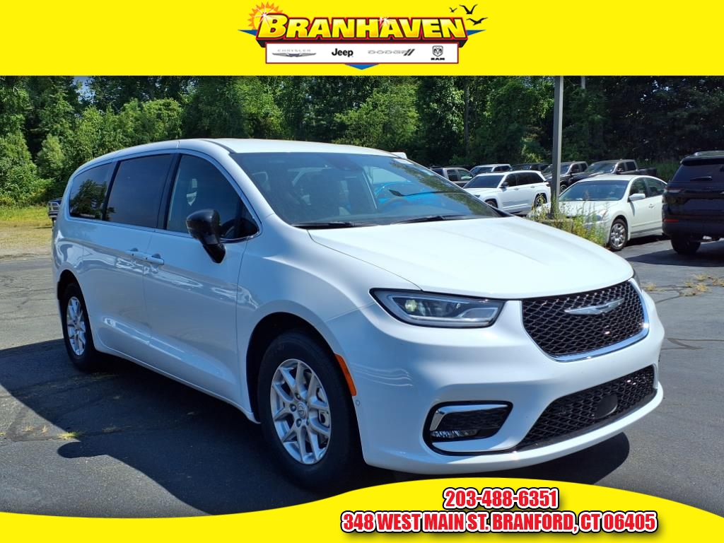 2026 Chrysler Pacifica Select's photo