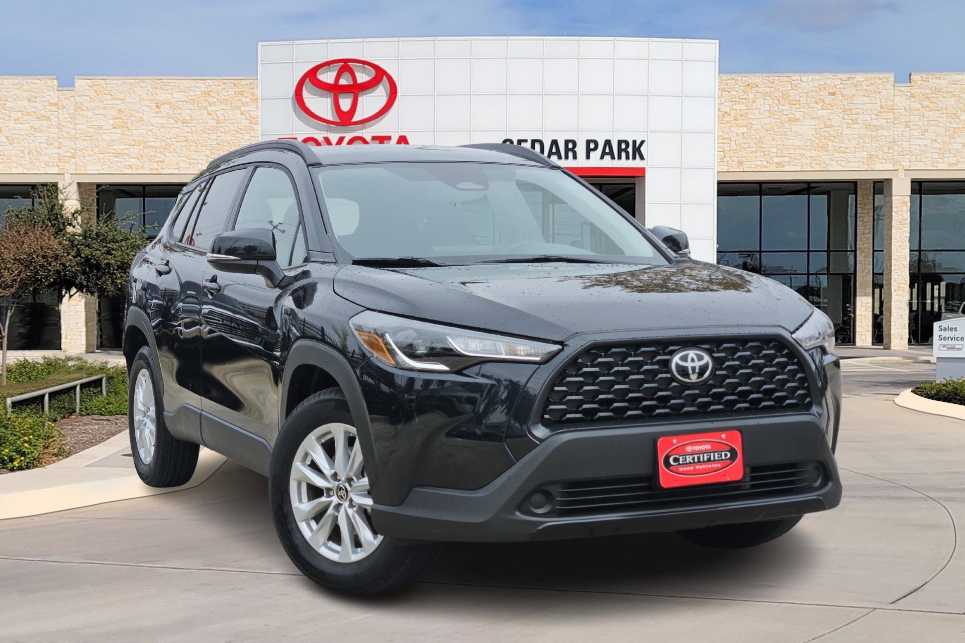 2025 Toyota Corolla Cross LE's photo