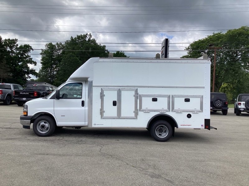 2025 Chevrolet Express 3500 Work Van photo 4
