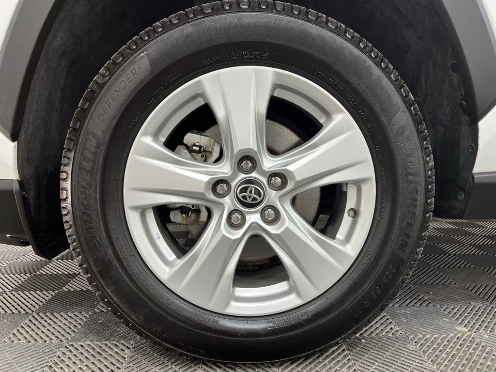 2021 Toyota RAV4 XLE photo 8
