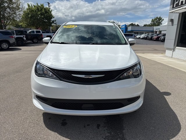 2023 Chrysler Voyager LX photo 7