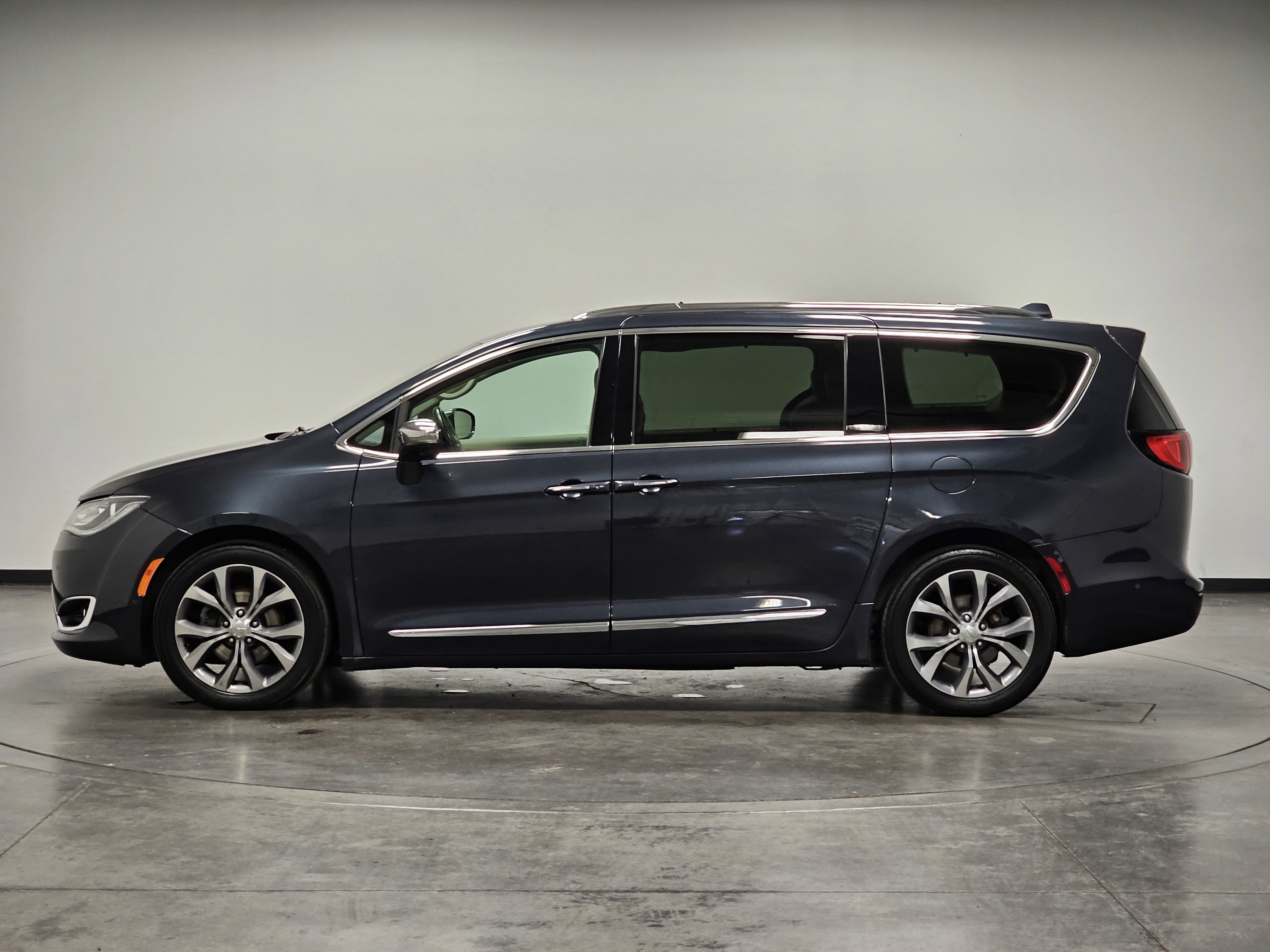 2019 Chrysler Pacifica Limited photo 2