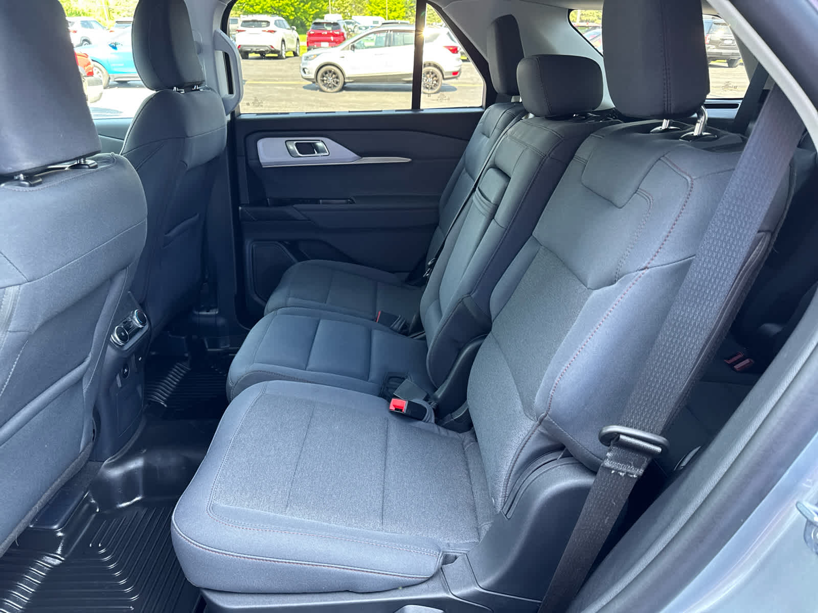 2025 Ford Explorer photo 13