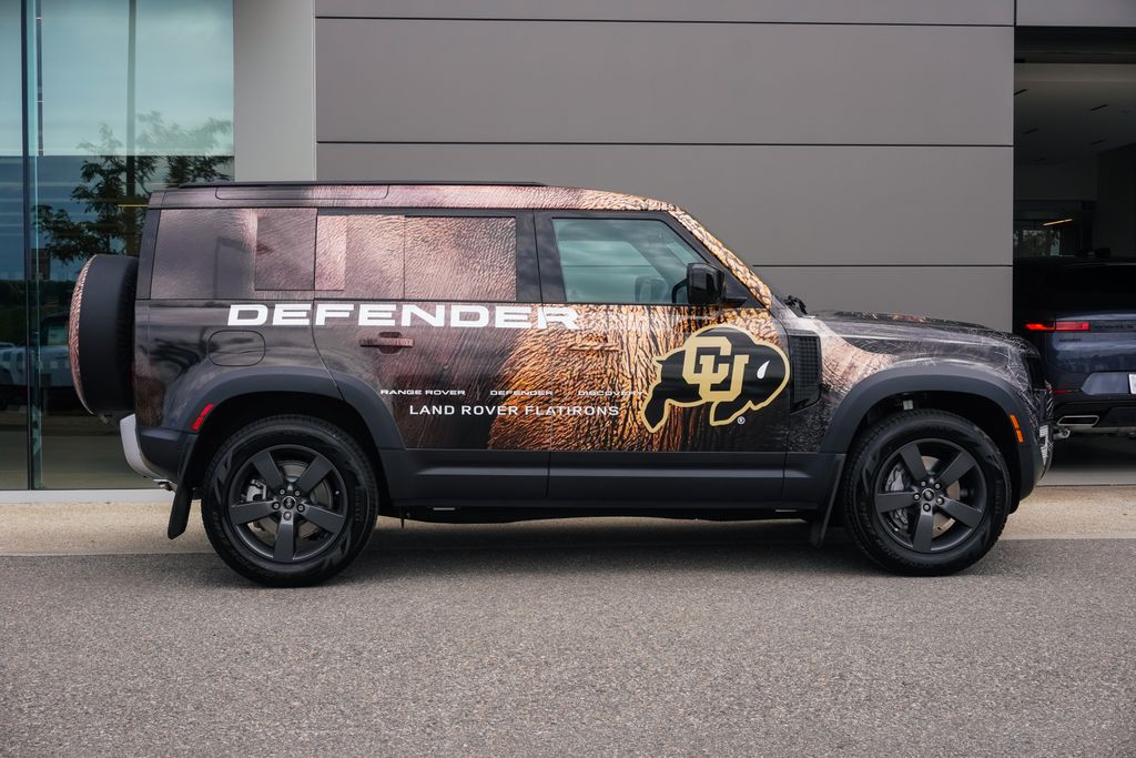 2025 Land Rover Defender 110 S photo 4