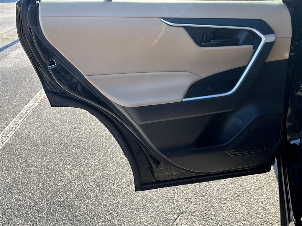 2021 Toyota RAV4 LE photo 21