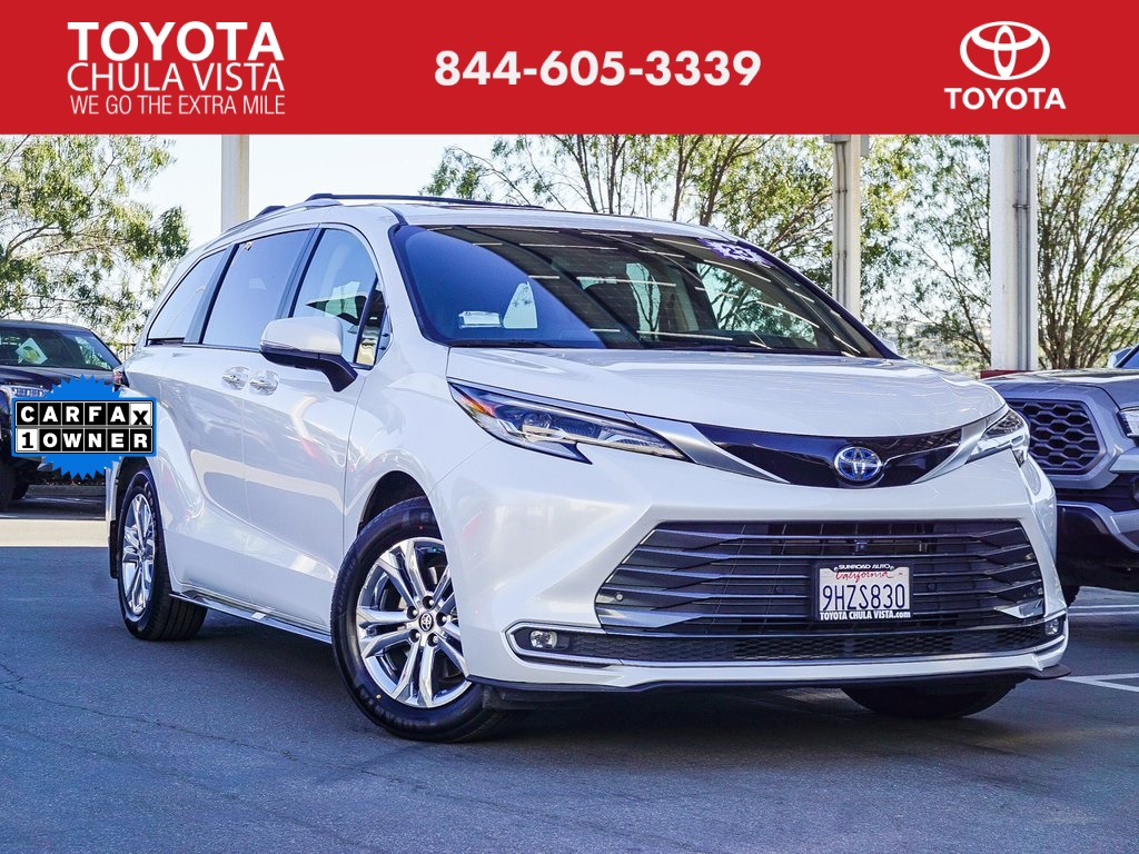 2023 Toyota Sienna Platinum's photo