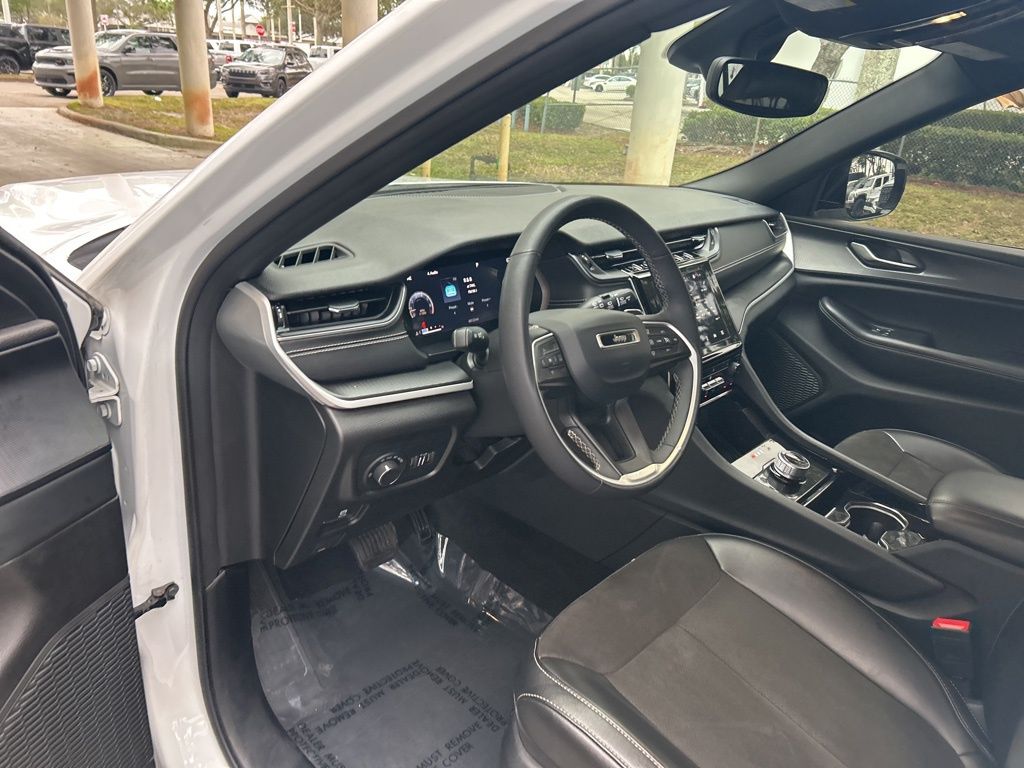 2023 Jeep Grand Cherokee Laredo Altitude photo 2