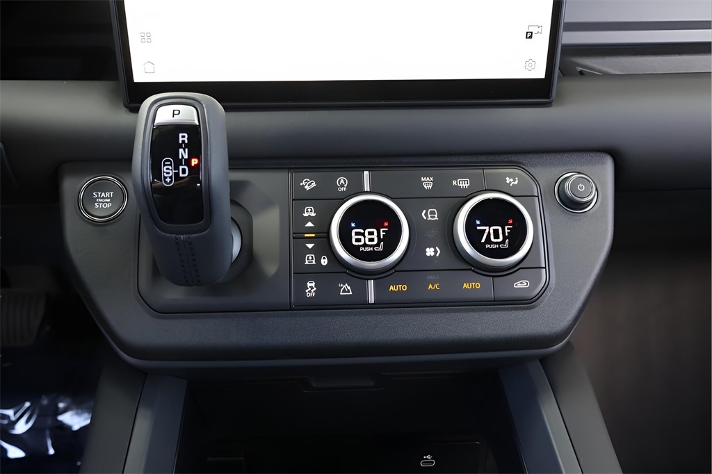 2025 Land Rover Defender 110 S photo 22