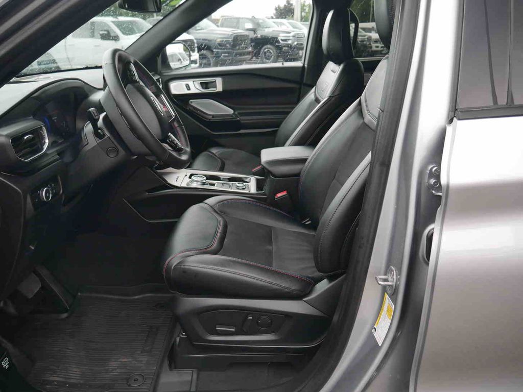 2024 Ford Explorer ST photo 31