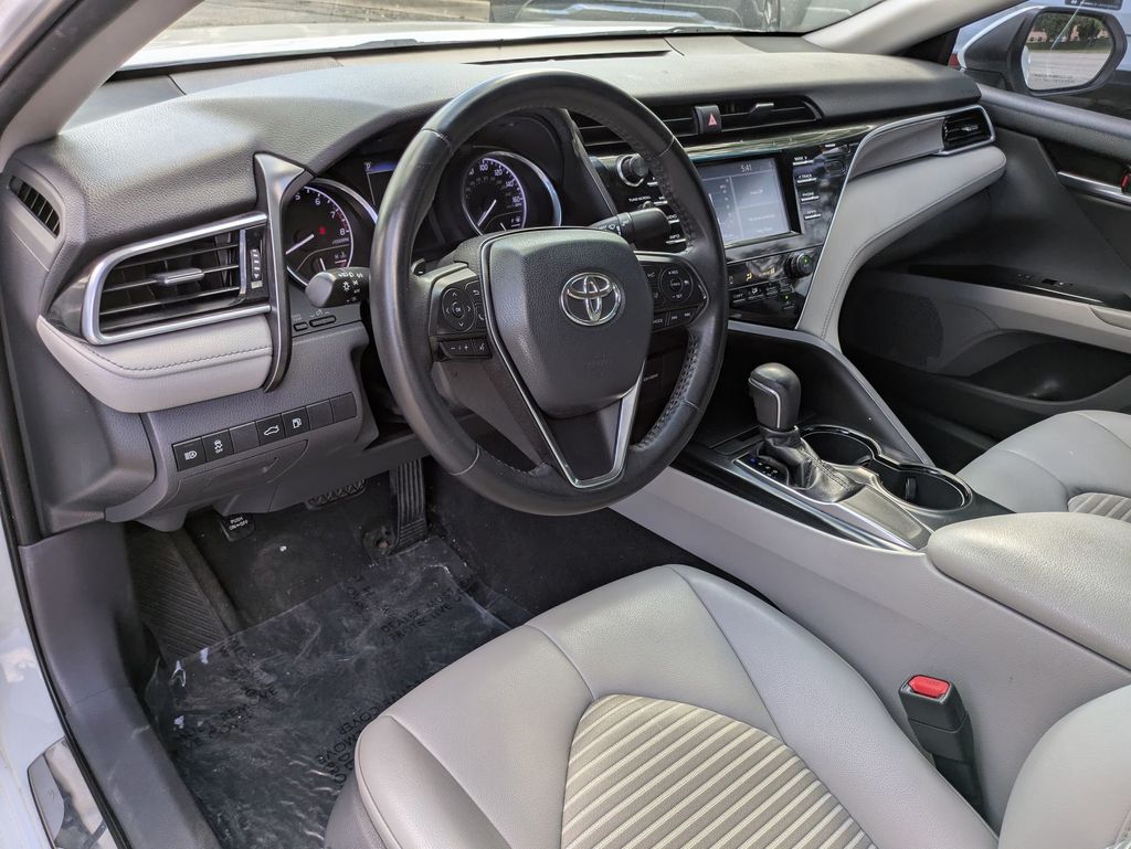 2018 Toyota Camry SE photo 9