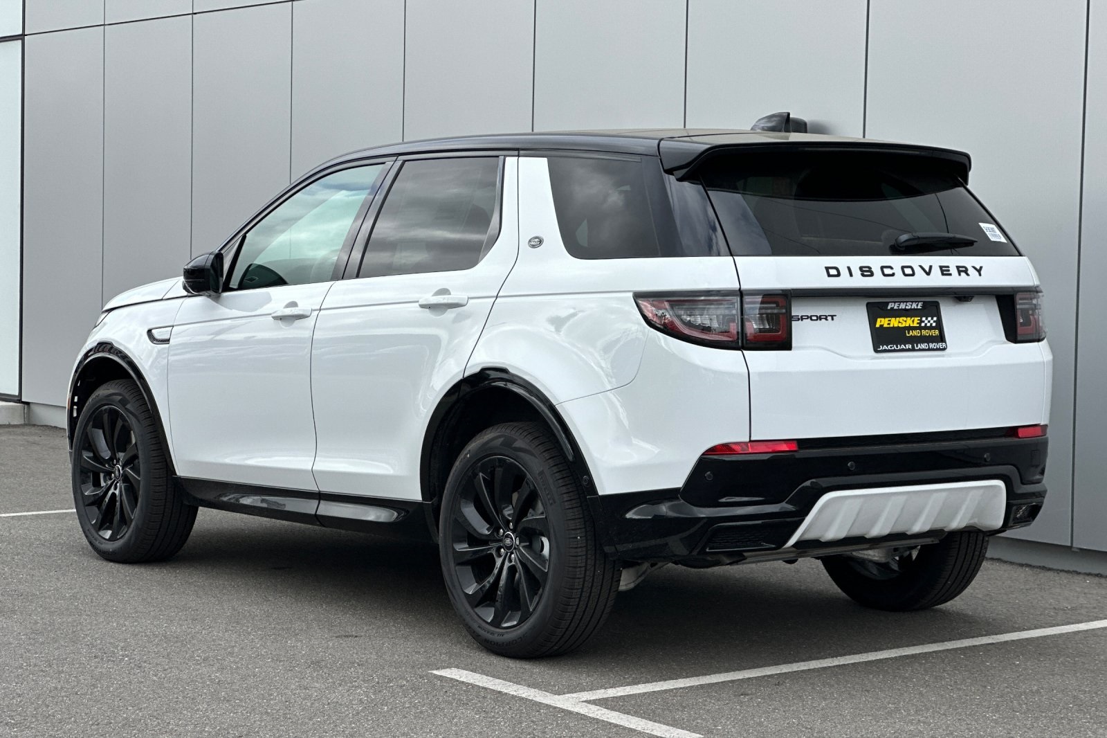 2025 Land Rover Discovery Sport Dynamic SE photo 3