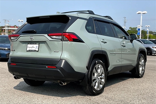 2021 Toyota RAV4 XLE Premium photo 2