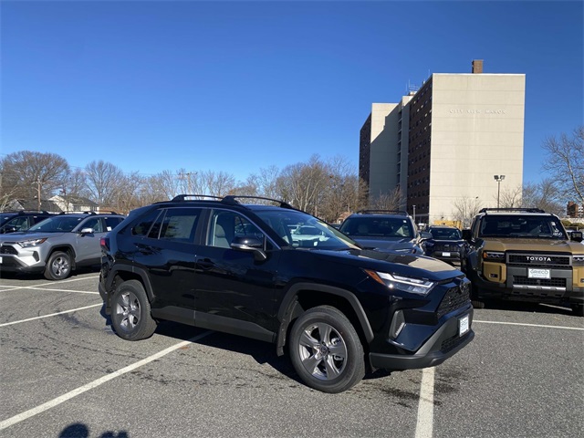 2025 Toyota RAV4 XLE's photo