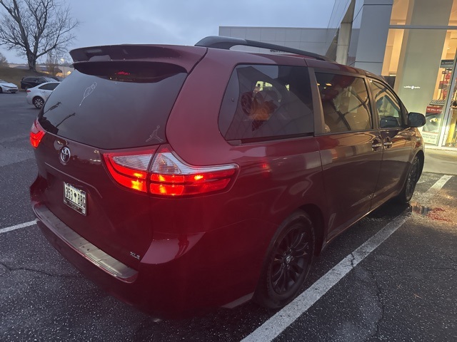 2016 Toyota Sienna photo 3