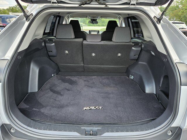 2019 Toyota RAV4 LE photo 18