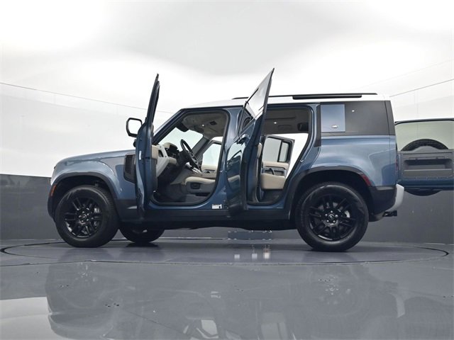 2024 Land Rover Defender 110 S photo 32