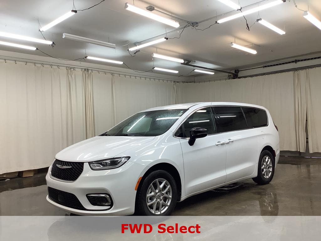 2025 Chrysler Pacifica Select's photo