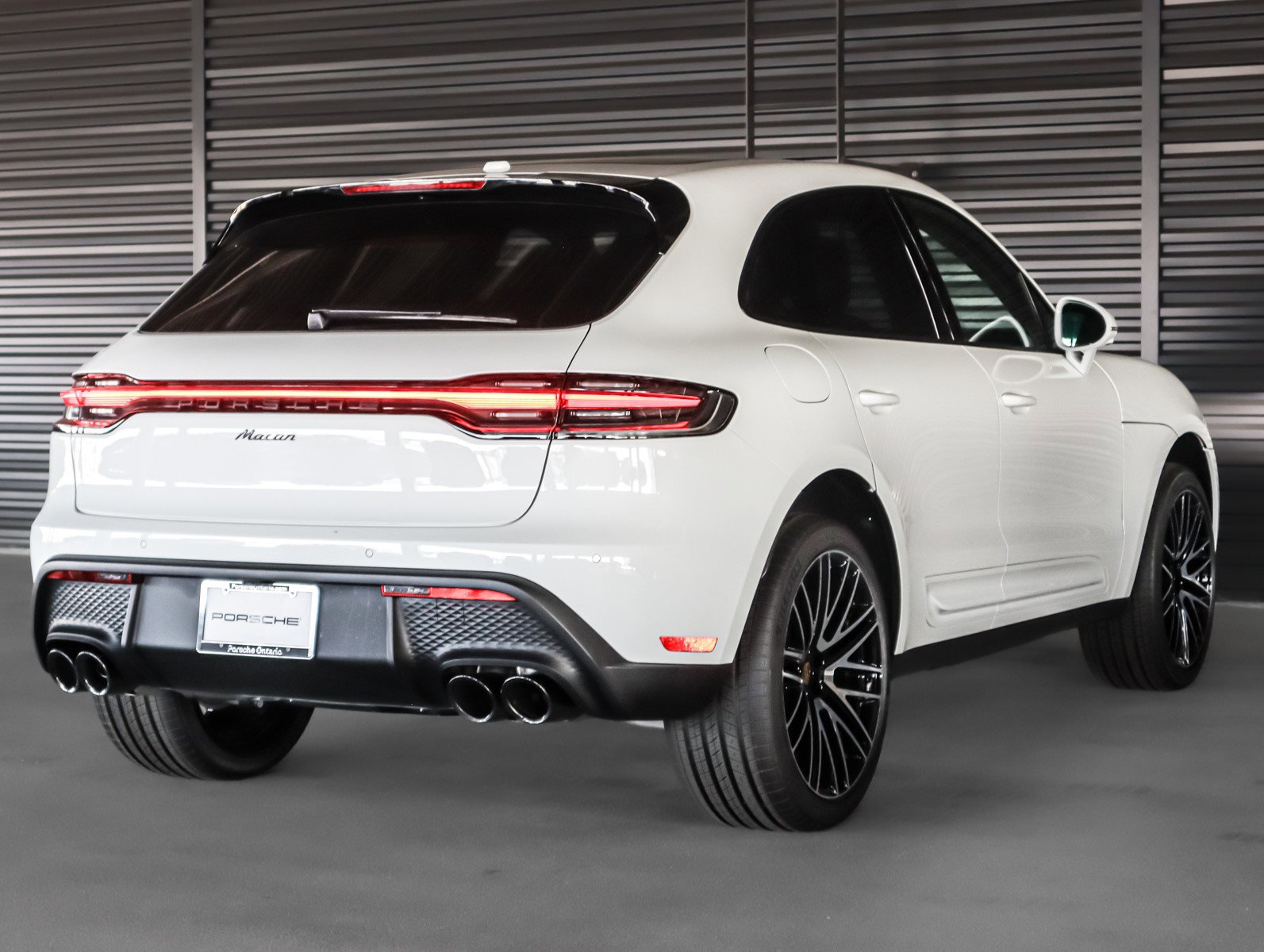 2025 Porsche Macan T photo 10