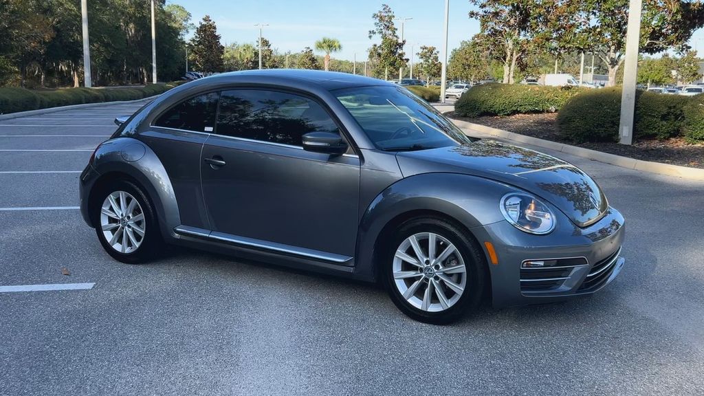 2018 Volkswagen Beetle SE photo 2
