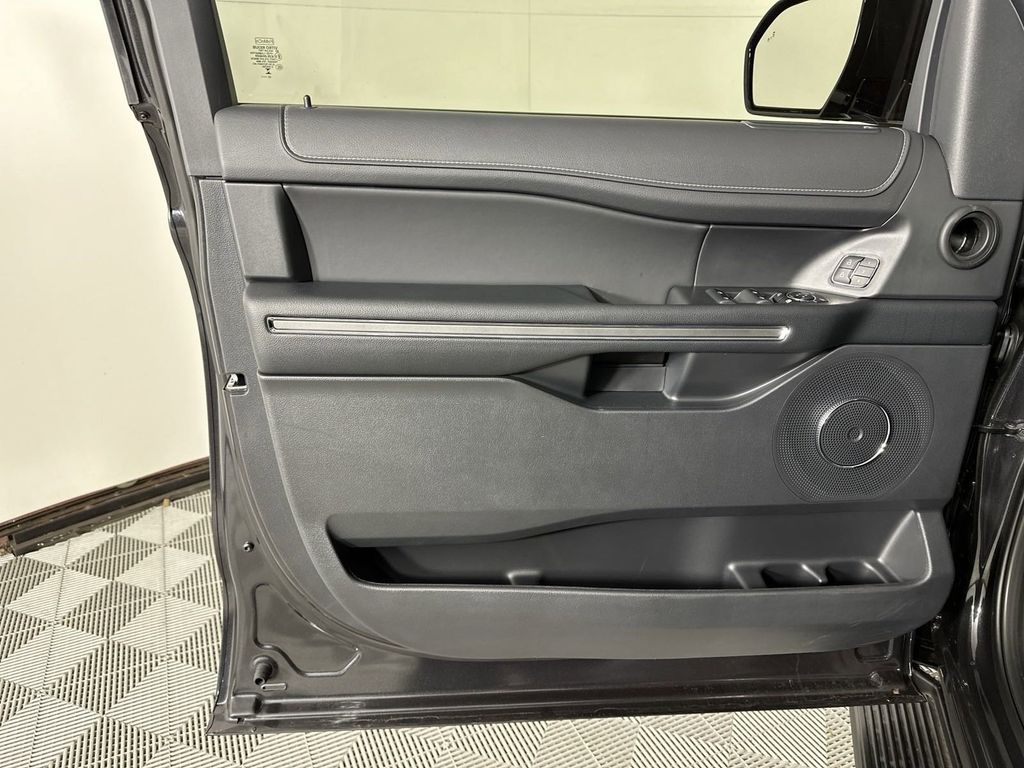 2024 Ford Expedition XLT photo 8