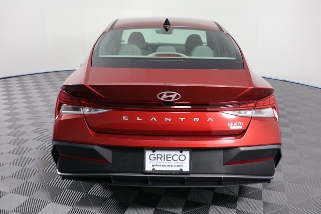 2024 Hyundai Elantra Hybrid Blue photo 7
