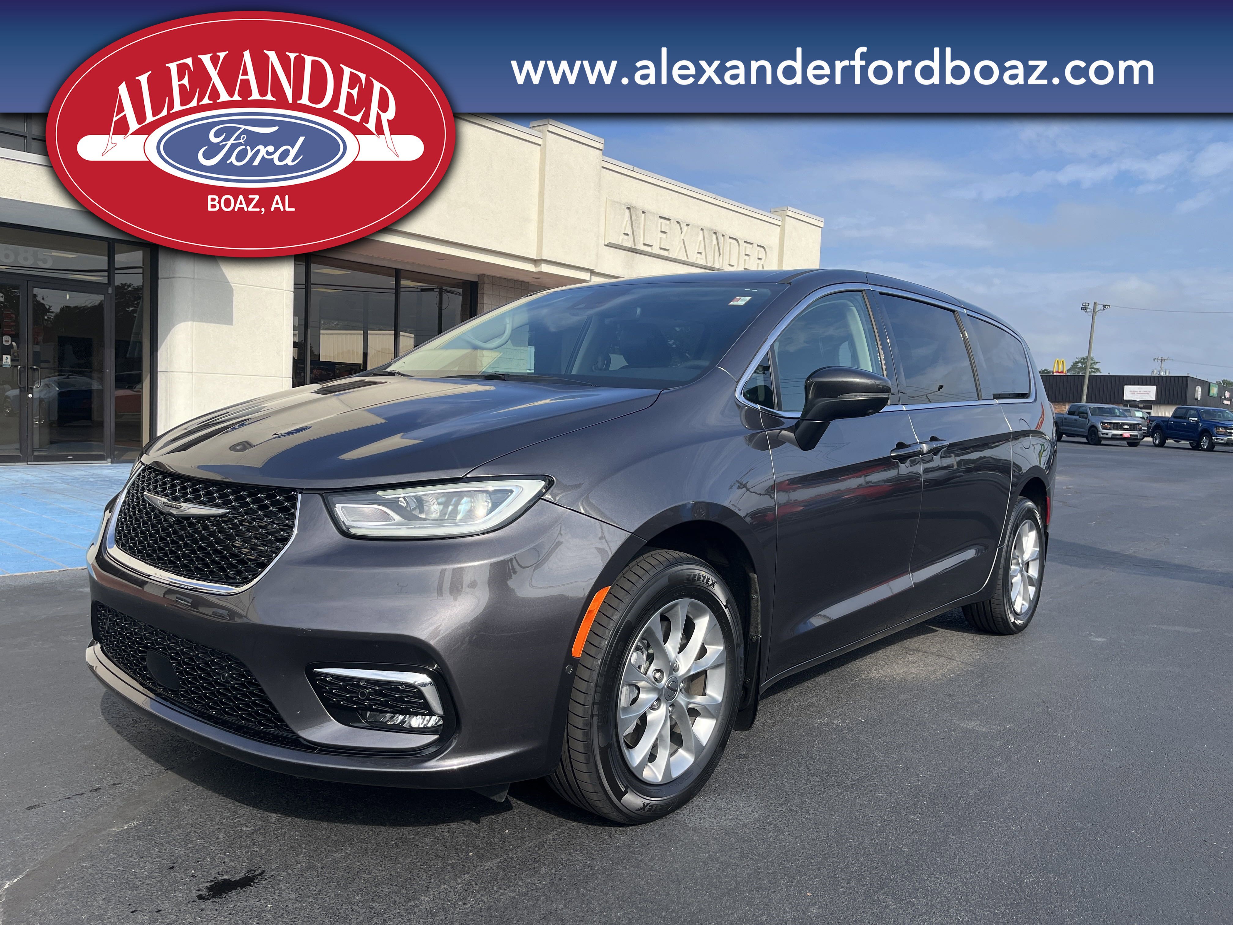 2023 Chrysler Pacifica Touring L's photo