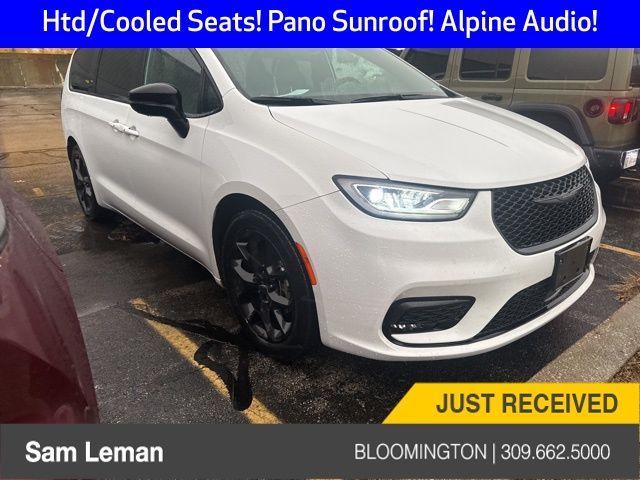 2025 Chrysler Pacifica Limited's photo