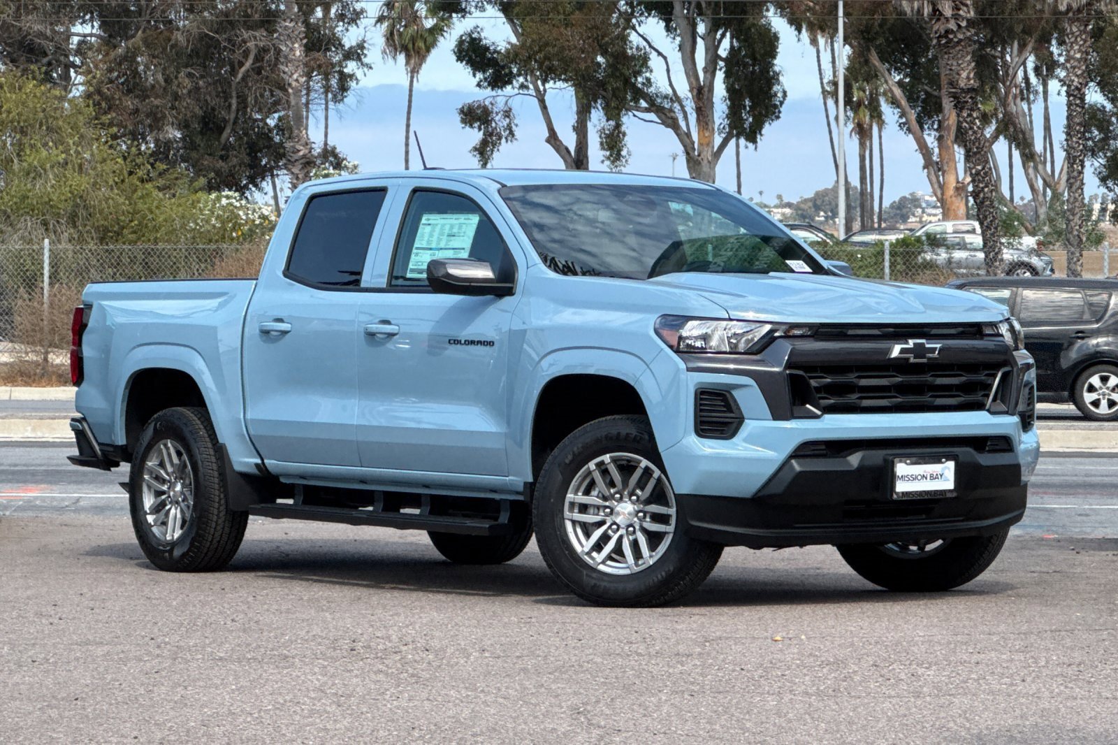 2025 Chevrolet Colorado Work Truck LT photo 2